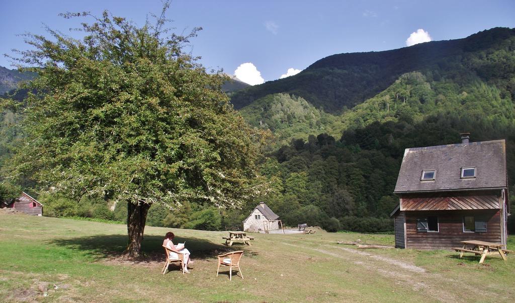 Les Chalets De La Foret D'Issaux Osse-en-Aspe Ruang foto